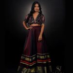 Dhanya Ananya Instagram - your moon like earrings 🌙 ✨ Designer- @akhila_the_couturier @aksha__designs Artist - @kanmaniii3 Shoot Director- @avrilvarghese @goldenpushers Photography- @rijil_kl Makeup- @makeover_by_aswathyprasanth Ornaments- @havana.lady