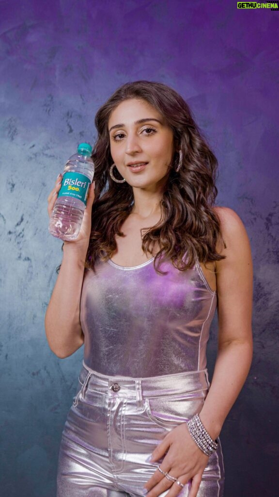 Dhvani Bhanushali Instagram - Concert rehearsals can be exhausting, but Bisleri always gets me charged up. 🎉 One sip and I’m ready to rock! It’s your turn now. Show me your moves with Bisleri! #DrinkItUp #GrooveWithBisleri #SipFlipRepeat #Ad @bislerizone