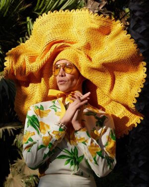 Di Mondo Instagram - 9:06pm <Sunny>

“El calor del sol ilumina tu espíritu / The warmth of the sun illuminates your spirit”

#Sunny #Yellow #Sun #FestivalDeViñaDelMar2023 #festivaldeviña #viñadelmar #Viña2023 #Dior #EricJavits #DiMondo
Wednesday February.22.2023
#ViñaDelMar
Hat: @ericjavits
Outfit: @dior 
Pic: @adriannina 
Hair & Makeup: @vicenteferrerp @donnaronda 
@instagram