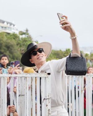 Di Mondo Instagram - 9:19am <Yin-Yang>

“Tratando de balancear todo/ trying to balance everything”

#FestivalDeViñaDelMar2023 #festivaldeviña #viñadelmar #Viña2023 #Gucci #DiMondo
Tuesday February.21.2023
#ViñaDelMar
Hat: @ericjavits
Outfit: @gucci 
Pic: @adriannina 
Vid: @saintnigg @rapsy.grapher @igneocl 
Hair & Makeup: @vicenteferrerp @donnaronda 
@instagram