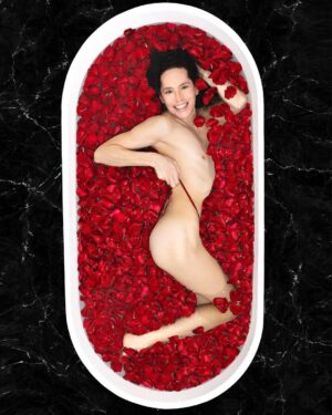 Di Mondo Instagram - 7:02pm <❣️>

“Roses are red, violets are blue, I’m in the tub waiting for you”

#HappyValentinesDay #Roses  #Love #DiMondo
Tuesday February.14.2023
#NewYork
Pics: @adriannina 
Edit: @_alisa_grabko_ 
@instagram