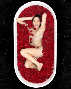 Di Mondo Instagram - 7:02pm <❣️>

“Roses are red, violets are blue, I’m in the tub waiting for you”

#HappyValentinesDay #Roses  #Love #DiMondo
Tuesday February.14.2023
#NewYork
Pics: @adriannina 
Edit: @_alisa_grabko_ 
@instagram