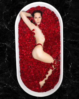 Di Mondo Instagram - 7:02pm <❣️>

“Roses are red, violets are blue, I’m in the tub waiting for you”

#HappyValentinesDay #Roses  #Love #DiMondo
Tuesday February.14.2023
#NewYork
Pics: @adriannina 
Edit: @_alisa_grabko_ 
@instagram