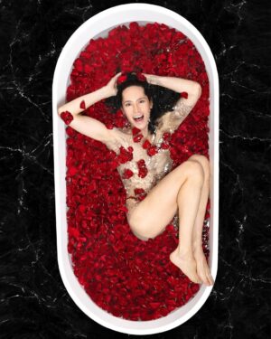 Di Mondo Instagram - 7:02pm <❣️>

“Roses are red, violets are blue, I’m in the tub waiting for you”

#HappyValentinesDay #Roses  #Love #DiMondo
Tuesday February.14.2023
#NewYork
Pics: @adriannina 
Edit: @_alisa_grabko_ 
@instagram