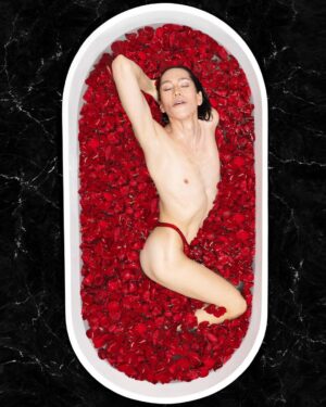 Di Mondo Instagram - 7:02pm <❣️>

“Roses are red, violets are blue, I’m in the tub waiting for you”

#HappyValentinesDay #Roses  #Love #DiMondo
Tuesday February.14.2023
#NewYork
Pics: @adriannina 
Edit: @_alisa_grabko_ 
@instagram