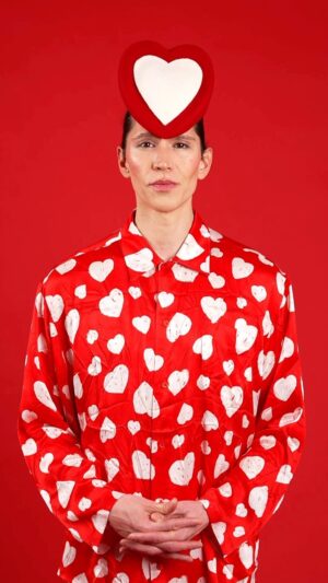 Di Mondo Instagram - 8:12am <Love me tender>

“Love is today and everyday / Amor es hoy y todos los días”

#HappyValentinesDay #LoveMeTender #Love #Heart #DiMondo
Tuesday February.14.2023
#NewYork
Headpiece: @ericjavits 
Outfit: @balenciaga 
Video: @e_stt 
@instagram