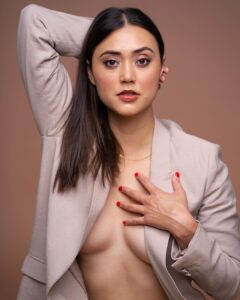 Dia Frampton Instagram - 🖤🤍🖤🤍 📷 @jmlakl 💄💇🏽‍♀️ @makeupbyjanelyn