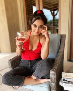 Dia Frampton Instagram - Writing all day. Time for a book and wine break. ❤️ I always forget that input is just as important as output. A dear friend told me, “Always remember to fill your gas tank.” 🧠❤️🧠 My favorite ways to do this are: reading, watching a film, taking a walk without my phone, or meeting up with a friend. Talking to strangers is also a new one I’m learning to lean into. How do you “fill up your tank?” 🧠😮‍💨❤️ Salt Lake City Utah