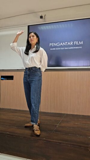 Dian Sastrowardoyo Instagram - Ngajar di @vokasi_ui pagi ini untuk Prodi Produksi Media. Always love to share about my passion in film.
