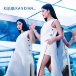 Dian Sastrowardoyo Instagram - “Kejujuran Dian” Dalam satu jam percakapan, DEWI menemani Diandra Paramitha Sastrowardoyo — membolak-balik album kenangan atas babak-babak kehidupan yang telah ia mainkan… Meniti karier di usia belia hingga kini mengemban peran mulia; sebagai ibu dan istri, Dian yang duduk berseberangan, mencurahkan isi hati sebagai seorang teman, sebagai seorang perempuan… Kisah Dian Sastrowardoyo selengkapnya diceritakan kembali oleh Direktur Editorial @andandika dalam artikel “Kejujuran Dian” di Majalah Dewi Vol. II 2023 edisi “Romantisasi” Direktur Editorial @andandika Fotografer @andrewiredja Pengarah Gaya @indrajayaaldi Rias Wajah @claudyaachrp Tata Rambut @thereal.ekahair Asisten Pengarah Gaya @nethanija Asisten Fotografer Opick Produser @tirtarumd @firiyal.sha Lokasi @zoo.scbd Tata Letak Majalah @andreliongson @kyubdesign @devims_ Busana @chanelofficial @gucci @dior @celine @maisonvalentino #DewiMagazine