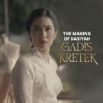 Dian Sastrowardoyo Instagram - tim Jeng Yah, tim mas Raja, tim mas Seno, tim siapa pun, yuk bareng-bareng kenal lebih dalam dengan Dasiyah. let’s all deep dive into this unique character that occupied my life for the last 2 years #GadisKretek #gadiskreteknetflix