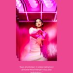 Dian Sastrowardoyo Instagram - “Kejujuran Dian” Dalam satu jam percakapan, DEWI menemani Diandra Paramitha Sastrowardoyo — membolak-balik album kenangan atas babak-babak kehidupan yang telah ia mainkan… Meniti karier di usia belia hingga kini mengemban peran mulia; sebagai ibu dan istri, Dian yang duduk berseberangan, mencurahkan isi hati sebagai seorang teman, sebagai seorang perempuan… Kisah Dian Sastrowardoyo selengkapnya diceritakan kembali oleh Direktur Editorial @andandika dalam artikel “Kejujuran Dian” di Majalah Dewi Vol. II 2023 edisi “Romantisasi” Direktur Editorial @andandika Fotografer @andrewiredja Pengarah Gaya @indrajayaaldi Rias Wajah @claudyaachrp Tata Rambut @thereal.ekahair Asisten Pengarah Gaya @nethanija Asisten Fotografer Opick Produser @tirtarumd @firiyal.sha Lokasi @zoo.scbd Tata Letak Majalah @andreliongson @kyubdesign @devims_ Busana @chanelofficial @gucci @dior @celine @maisonvalentino #DewiMagazine