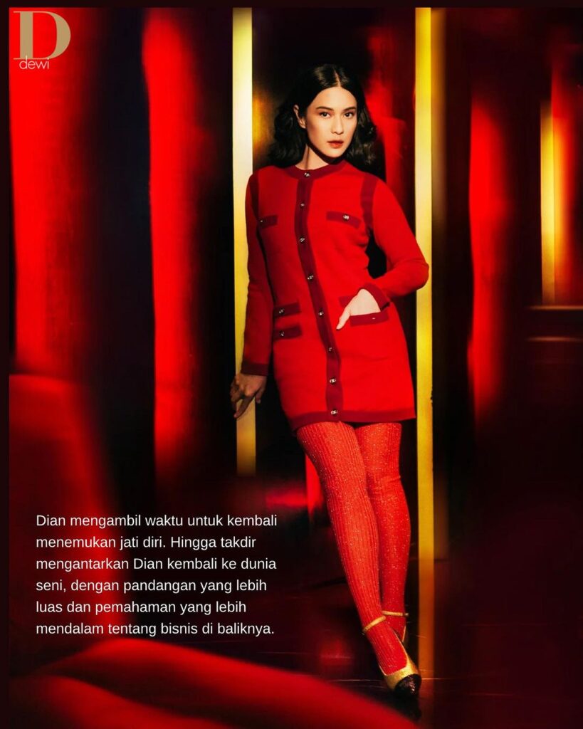 Dian Sastrowardoyo Instagram - “Kejujuran Dian” Dalam satu jam percakapan, DEWI menemani Diandra Paramitha Sastrowardoyo — membolak-balik album kenangan atas babak-babak kehidupan yang telah ia mainkan… Meniti karier di usia belia hingga kini mengemban peran mulia; sebagai ibu dan istri, Dian yang duduk berseberangan, mencurahkan isi hati sebagai seorang teman, sebagai seorang perempuan… Kisah Dian Sastrowardoyo selengkapnya diceritakan kembali oleh Direktur Editorial @andandika dalam artikel “Kejujuran Dian” di Majalah Dewi Vol. II 2023 edisi “Romantisasi” Direktur Editorial @andandika Fotografer @andrewiredja Pengarah Gaya @indrajayaaldi Rias Wajah @claudyaachrp Tata Rambut @thereal.ekahair Asisten Pengarah Gaya @nethanija Asisten Fotografer Opick Produser @tirtarumd @firiyal.sha Lokasi @zoo.scbd Tata Letak Majalah @andreliongson @kyubdesign @devims_ Busana @chanelofficial @gucci @dior @celine @maisonvalentino #DewiMagazine