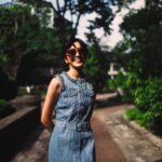 Diane Lin Instagram - 戴太陽眼鏡，從不是因為陽光太過刺眼，而是因為可以用濾鏡看看世界，好像多了一種「現實以外」的選擇。 Michael Kors這支眼鏡看出去的世界，是盛夏的黃昏，是颱風來臨前的晚霞，都是夏天最浪漫的時刻；鏡片透光的棕色，保留了一些真實，使我不至於迷失在虛實之間，方大的外框，完美搭配我此刻復古的短髮，只在小林眼鏡獨家販售，替它增添了一點神秘又獨特的色彩。 謝謝Michael Kors幫我滿足了這個小小心願，只要戴起眼鏡，就來到一天我最喜歡的時刻。夏天實在好熱，但此時的我，因能遊走在夢境與現實間，而多了一個喜愛它的理由。 #MichaelKorseyewear #小林眼鏡獨家銷售