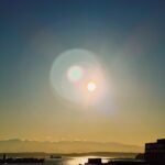 Diane Lin Instagram - 喜歡一座城市，可能是因為天氣太過晴朗，天藍得有點過分，風的溫度如此適中，遇到可愛的人，還有太多可愛的狗狗。 但更有可能的是，這裡裝載著回憶，即便一切都已不同，但總有一些浮光掠影，寫著過去的名字，明示暗示著走過的痕跡。 用盡全力記下所見所聞，因為重逢都是比有緣更深一層的不知道什麼東西來著，再來更是感慨的：「永遠不知下次相見將會是何時。」 要做到說再見的時候，不會淚流滿面，即是沒有遺憾，不懂後悔為何物的境界。即使再也不見，皆足矣。 #sleeplessinseattle Seattle, Washington