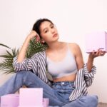 Diane Lin Instagram - 關於ONE BOY的Skin Bra有幾個地方我蠻喜歡： https://oneboy.tw/8vDAm 不喜歡束縛的我一直都沒法好好穿內衣，聽到朋友說從小穿內衣睡覺下巴都掉下來覺得amazing，我嘗試過，但會失眠。有時候很羨慕這些朋友，因為我一直在追求起床五分鐘就可以出門的人生，但脫掉睡衣穿內衣再穿外衣這幾個步驟會多花三分鐘，實在很沒效率，又讓我離人生追求遠了一點。 但有一次很神奇我穿著ONE BOY的Skin Bra睡著了， 隔天一大早接收到小鯨的尿尿電波，就立刻起床帶她出們，Oh my god，少去穿內衣這個步驟的人生，好像更輕盈了一點。 小鯨表示：滿意！（要買一件給她嗎？） 還有它低存在感的扎實包覆給我更舒適的狀態去面對工作，拍戲的時候外在束縛少一個，心理就輕鬆一階，醬子才能釋出更多空間投入角色。 再來，當時要選尺寸的時候發現Skin Bra是one size（what!?)囊括A到E罩杯，這什麼神奇魔法？大概也是因為如此，它的彈性很大，因此穿脫都很方便，算是懶人的福音。 最後是它顏色多元，平常穿黑色，外頭加個襯衫就可以出門工作的時候選淺色，透膚戲服也不怕。 以上幾個看似無法同時達成的事，矛盾地相輔相成，好像比睡覺可以穿內衣的人還驚人欸。 我想，我又朝無束縛人生更進一步了！ #舒服得像沒穿一樣 #ONEBOYskinbra