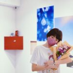 Diane Lin Instagram - 與好久不見的姚北鼻 @ipipy20000 在她的攝影展相見歡。 從妳的視角看世界，如此浪漫，一切的美好為妳開心。踏著輕快的腳步回家，想想，勇敢不是不再害怕，是能夠直視使人心慌的。謝謝妳餒✨ 到8/10在 @moom.cat 12:00-20:00 記得帶耳機，聽導覽。 攝影集《みつめ》有很多巧思與文字，可在現場預購。 圖二：傳遞一些能量 圖三：與花花合照 圖四：自己修燈 圖五：稀客 圖六：美好❤️ moom bookshop