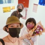 Diane Lin Instagram - 與好久不見的姚北鼻 @ipipy20000 在她的攝影展相見歡。 從妳的視角看世界，如此浪漫，一切的美好為妳開心。踏著輕快的腳步回家，想想，勇敢不是不再害怕，是能夠直視使人心慌的。謝謝妳餒✨ 到8/10在 @moom.cat 12:00-20:00 記得帶耳機，聽導覽。 攝影集《みつめ》有很多巧思與文字，可在現場預購。 圖二：傳遞一些能量 圖三：與花花合照 圖四：自己修燈 圖五：稀客 圖六：美好❤️ moom bookshop