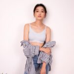 Diane Lin Instagram - 關於ONE BOY的Skin Bra有幾個地方我蠻喜歡： https://oneboy.tw/8vDAm 不喜歡束縛的我一直都沒法好好穿內衣，聽到朋友說從小穿內衣睡覺下巴都掉下來覺得amazing，我嘗試過，但會失眠。有時候很羨慕這些朋友，因為我一直在追求起床五分鐘就可以出門的人生，但脫掉睡衣穿內衣再穿外衣這幾個步驟會多花三分鐘，實在很沒效率，又讓我離人生追求遠了一點。 但有一次很神奇我穿著ONE BOY的Skin Bra睡著了， 隔天一大早接收到小鯨的尿尿電波，就立刻起床帶她出們，Oh my god，少去穿內衣這個步驟的人生，好像更輕盈了一點。 小鯨表示：滿意！（要買一件給她嗎？） 還有它低存在感的扎實包覆給我更舒適的狀態去面對工作，拍戲的時候外在束縛少一個，心理就輕鬆一階，醬子才能釋出更多空間投入角色。 再來，當時要選尺寸的時候發現Skin Bra是one size（what!?)囊括A到E罩杯，這什麼神奇魔法？大概也是因為如此，它的彈性很大，因此穿脫都很方便，算是懶人的福音。 最後是它顏色多元，平常穿黑色，外頭加個襯衫就可以出門工作的時候選淺色，透膚戲服也不怕。 以上幾個看似無法同時達成的事，矛盾地相輔相成，好像比睡覺可以穿內衣的人還驚人欸。 我想，我又朝無束縛人生更進一步了！ #舒服得像沒穿一樣 #ONEBOYskinbra