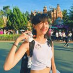 Diane Lin Instagram - 來回顧一下生日當天在迪士尼的心情。 姊姊兩個月前去迪士尼回來，我一直跟她說我都沒去過，可能講到她快發瘋，所以知道我工作提前結束，她就立刻訂了機票說：「帶妳去迪士尼過生日。」 因此太幸福的我，33歲生日當天，是在迪士尼裡面度過的。 因為從小看迪士尼長大，是我跟姊姊還有媽媽很重要的回憶，所以親身來到這裡，真的有強烈的感動，甚至到了想哭的境界。 也確實是泛著淚在玩很多設施，有時是想起小時候的種種，有時是很害怕，例如太空山，中途一直想從退出口離開。 最狂的是我姊吧，明明兩個月前才去過，幾乎所有設施都玩過了，但還是陪我一起從早上九點玩到晚上九點。 身上貼著今日壽星的貼紙，很多人跟我說生日快樂，但很後悔不該寫英文，因為只有一個人叫得出來。 而且我時常回過神來才發現我在笑，很像神經病，但是實在是太快樂了！夢想是會成真的，雖然長大之後知道世界很多不堪的地方，還是謝謝迪士尼給我一個可以做夢的世界。 但最主要還是要謝謝我姊，她是無敵的。 謝謝姊姊 @dolcelin 妳才是讓夢想成真的人🧡