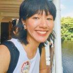 Diane Lin Instagram - 來回顧一下生日當天在迪士尼的心情。 姊姊兩個月前去迪士尼回來，我一直跟她說我都沒去過，可能講到她快發瘋，所以知道我工作提前結束，她就立刻訂了機票說：「帶妳去迪士尼過生日。」 因此太幸福的我，33歲生日當天，是在迪士尼裡面度過的。 因為從小看迪士尼長大，是我跟姊姊還有媽媽很重要的回憶，所以親身來到這裡，真的有強烈的感動，甚至到了想哭的境界。 也確實是泛著淚在玩很多設施，有時是想起小時候的種種，有時是很害怕，例如太空山，中途一直想從退出口離開。 最狂的是我姊吧，明明兩個月前才去過，幾乎所有設施都玩過了，但還是陪我一起從早上九點玩到晚上九點。 身上貼著今日壽星的貼紙，很多人跟我說生日快樂，但很後悔不該寫英文，因為只有一個人叫得出來。 而且我時常回過神來才發現我在笑，很像神經病，但是實在是太快樂了！夢想是會成真的，雖然長大之後知道世界很多不堪的地方，還是謝謝迪士尼給我一個可以做夢的世界。 但最主要還是要謝謝我姊，她是無敵的。 謝謝姊姊 @dolcelin 妳才是讓夢想成真的人🧡