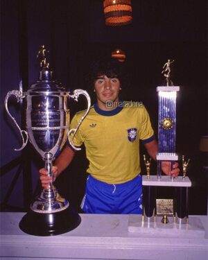 Diego Maradona Instagram - Qué foto, no? Un día como hoy, en el Sudamericano de 1979, la Sub 20 consiguió su pasaje al Mundial de Japón. Fue 1-0 contra Brasil. En el torneo de 1977 no pudieron ganar ningún partido. Pero en el de 1979, salieron vice campeones (como le decían en aquella época). El campeón fue Uruguay, que tenía un equipazo (su arquero Fernando Alves recibió un sólo gol en todo el campeonato), Argentina fue segunda y tercero Paraguay. Estos tres equipos representaron a Sudamérica en el mundial juvenil. En la foto estás con la indumentaria de Brasil, que intercambiaste con el capitán Wagner Basilio. Y en la segunda aparecen Barrerita, @juanesimon60, Bachino, el Pelado Díaz, Rossi, vos, Huguito Alves, Rinaldi y el Pichi Escudero. Un grupo de chicos que nunca dejaron de correr detrás de sus sueños ❤️🇦🇷