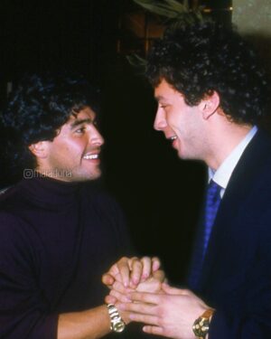 Diego Maradona Instagram - Cariño y admiración mutua. Lamentamos mucho la noticia de tu partida, @lucavialli. Tu clase, tu coraje dentro y fuera del campo, tu lucha personal, jamás serán olvidados. Y queremos agradecer, especialmente, que hayas acompañado a nuestro papá en la creación del sindicato de futbolistas, sofocado por la FIFA. Un abrazo ETERNO, campeón!!! #vialli #gianlucavialli