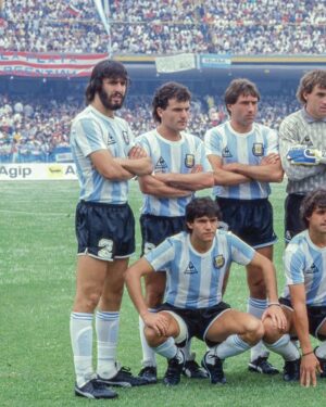 Diego Maradona Instagram - Un poco de magia para recordar el partido contra Bulgaria, un día como hoy, en México '86. Esta victoria por 2-0, con goles de Valdano y Burru, fue clave para clasificar primeros y definir el equipo que terminó consagrándose campeón del mundo ❤️🇦🇷