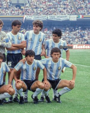 Diego Maradona Instagram - Un poco de magia para recordar el partido contra Bulgaria, un día como hoy, en México '86. Esta victoria por 2-0, con goles de Valdano y Burru, fue clave para clasificar primeros y definir el equipo que terminó consagrándose campeón del mundo ❤️🇦🇷