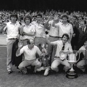 Diego Maradona Instagram - Esa sonrisa...
Hoy, hace 40 años, el Barcelona obtuvo la Copa del Rey enfrentando al Real Madrid. Dirigidos por César Luis Menotti, con goles de Victor y Marcos, en el minuto final. Un triunfo inolvidable...