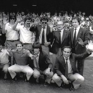 Diego Maradona Instagram - Esa sonrisa...
Hoy, hace 40 años, el Barcelona obtuvo la Copa del Rey enfrentando al Real Madrid. Dirigidos por César Luis Menotti, con goles de Victor y Marcos, en el minuto final. Un triunfo inolvidable...