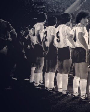 Diego Maradona Instagram - Hoy se cumplen años de este partido amistoso contra la Unión Soviética, en 1982. Y se nos vino a la mente esta otra foto, también contra la Unión Soviética, pero en Italia 1990. La misma toma, la misma pose, el mismo rival, en circunstancias muy distintas, y con la misma pasión de siempre 🇦🇷
