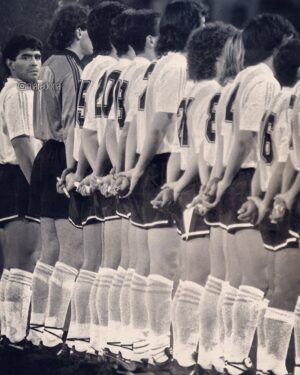 Diego Maradona Instagram - Hoy se cumplen años de este partido amistoso contra la Unión Soviética, en 1982. Y se nos vino a la mente esta otra foto, también contra la Unión Soviética, pero en Italia 1990. La misma toma, la misma pose, el mismo rival, en circunstancias muy distintas, y con la misma pasión de siempre 🇦🇷