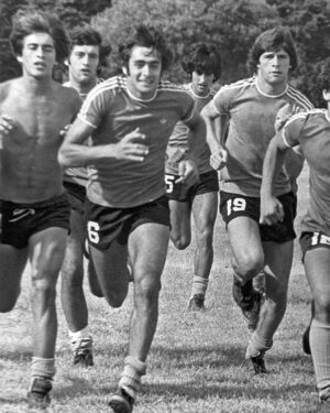 Diego Maradona Instagram - Qué foto, no? Un día como hoy, en el Sudamericano de 1979, la Sub 20 consiguió su pasaje al Mundial de Japón. Fue 1-0 contra Brasil. En el torneo de 1977 no pudieron ganar ningún partido. Pero en el de 1979, salieron vice campeones (como le decían en aquella época). El campeón fue Uruguay, que tenía un equipazo (su arquero Fernando Alves recibió un sólo gol en todo el campeonato), Argentina fue segunda y tercero Paraguay. Estos tres equipos representaron a Sudamérica en el mundial juvenil. En la foto estás con la indumentaria de Brasil, que intercambiaste con el capitán Wagner Basilio. Y en la segunda aparecen Barrerita, @juanesimon60, Bachino, el Pelado Díaz, Rossi, vos, Huguito Alves, Rinaldi y el Pichi Escudero. Un grupo de chicos que nunca dejaron de correr detrás de sus sueños ❤️🇦🇷
