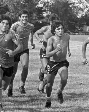 Diego Maradona Instagram - Qué foto, no? Un día como hoy, en el Sudamericano de 1979, la Sub 20 consiguió su pasaje al Mundial de Japón. Fue 1-0 contra Brasil. En el torneo de 1977 no pudieron ganar ningún partido. Pero en el de 1979, salieron vice campeones (como le decían en aquella época). El campeón fue Uruguay, que tenía un equipazo (su arquero Fernando Alves recibió un sólo gol en todo el campeonato), Argentina fue segunda y tercero Paraguay. Estos tres equipos representaron a Sudamérica en el mundial juvenil. En la foto estás con la indumentaria de Brasil, que intercambiaste con el capitán Wagner Basilio. Y en la segunda aparecen Barrerita, @juanesimon60, Bachino, el Pelado Díaz, Rossi, vos, Huguito Alves, Rinaldi y el Pichi Escudero. Un grupo de chicos que nunca dejaron de correr detrás de sus sueños ❤️🇦🇷