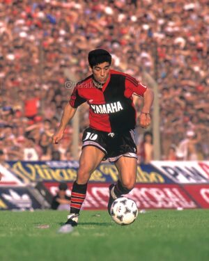 Diego Maradona Instagram - Estabas tan delgado, que parecía que si te soplaban, te caías. Pero de ser así, te hubieses levantado, como tantas otras veces. Un día como hoy, debutabas oficialmente en @newells, contra Independiente. Gracias a todos los hinchas por el cariño constante. Y a Newell’s, que junto con Argentinos y el Lobo, te siguen y te recuerdan en sus cuentas oficiales ❤️