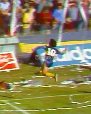 Diego Maradona Instagram - 41 años de este título inolvidable, el único en tu país. Boca Campeón del Metropolitano 1981, con este gol en la final y un sonido ambiente increíble. Beso al cielo, papá ❤️