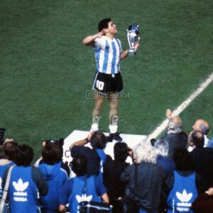 Diego Maradona Instagram - 1993: Copa Artemio Franchi. Argentina, campeón de América, contra el campeón de Europa, Dinamarca. Fue tu último título oficial. Las fotos con @claudiocaniggia7, autor del gol, y con Goyco, que atajó dos penales aquella noche. Tu club no te dejaba venir a jugar, pero viniste igual. La Finalissima de este Miércoles tiene tres hitos en tu carrera: Argentina, Italia e Inglaterra. El destino, igual que todos nosotros, se empeña en recordarte permanentemente 🇦🇷