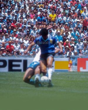 Diego Maradona Instagram - Miren bien todas esas caras. Con esa misma expectativa y emoción, les deseamos que este 2022 sea un GOLAZO!!! ❤️
. . . . . . . . . .
Guarda bene tutte quelle facce. Con quella stessa speranza ed emozione... che questo 2022 sia un GRAN GOL!!! ❤️
. . . . . . . . . .
Look closely at all those faces. With that same expectation and excitement, we wish you that this 2022 be a GREAT GOAL!!! ❤️