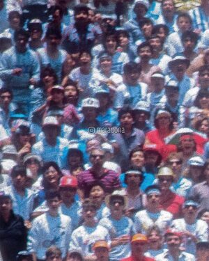 Diego Maradona Instagram - Miren bien todas esas caras. Con esa misma expectativa y emoción, les deseamos que este 2022 sea un GOLAZO!!! ❤️
. . . . . . . . . .
Guarda bene tutte quelle facce. Con quella stessa speranza ed emozione... che questo 2022 sia un GRAN GOL!!! ❤️
. . . . . . . . . .
Look closely at all those faces. With that same expectation and excitement, we wish you that this 2022 be a GREAT GOAL!!! ❤️