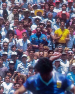 Diego Maradona Instagram - Miren bien todas esas caras. Con esa misma expectativa y emoción, les deseamos que este 2022 sea un GOLAZO!!! ❤️
. . . . . . . . . .
Guarda bene tutte quelle facce. Con quella stessa speranza ed emozione... che questo 2022 sia un GRAN GOL!!! ❤️
. . . . . . . . . .
Look closely at all those faces. With that same expectation and excitement, we wish you that this 2022 be a GREAT GOAL!!! ❤️