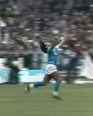 Diego Maradona Instagram - Hoy juegan Verona y Napoli, como hace exactamente 38 años atrás. Aquella vez fue victoria por 5-0 frente al último campeón del Scudetto. Y uno de los goles fue este, al querido y recordado Giuliano Giuliani. "Fue un gol lindo, porque fue desde lejos", dijiste al terminar el partido💙
#forzanapolisempre
