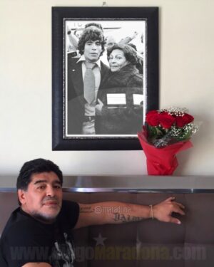 Diego Maradona Instagram - Feliz Día Mama, te amo, te extraño. Les deseo de corazón, un feliz día a todas las madres, en especial a mis hermanas, Ana, Kiti, Lili, Mari y Cali ❤