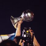 Diego Maradona Instagram – Un día como hoy, en 1979, Argentina ganaba su primer Mundial Juvenil, en Japón. Siempre es una gran alegría recordar este momento, porque nosotros nos divertíamos mucho dentro de la cancha. La final fue contra la Unión Soviética, y fue un partido muy difícil. Ellos eran gigantes y tenían una preparación física impresionante. Se pusieron en ventaja con un gol de cabeza. Pero pudimos darlo vuelta, respetando nuestro estilo. Alves puso el empate, de penal. Algunos preguntan por qué los pateaba él. Y el tema es que definimos con un campeonato de penales, quién los iba a patear en los partidos. Y llegamos a la final Abel y yo. Y lo dejé ganar, le di un changüí 😂. Pero si ven el partido, van a ver que quería patearlo yo. A partir del empate, ellos nos empezaron a respetar más. Entró el Tucu Meza y cambió el partido. Enseguida el Pelado Díaz puso el 2-1, con el mejor gol del campeonato, y después yo liquidé el partido con un gol de tiro libre al palo del arquero, que parecía de 30 años. Salir campeones, de la mano del Flaco Menotti, fue una sensación única para todos nosotros. Lloramos, nos abrazamos, cantamos. Yo le había prometido a mi viejita que le iba a llevar la copa, y gracias a Dios se nos dio. Le mando un abrazo ENORME a todos los muchachos, felicidades en su día, y vamos Argentina 💪🇦🇷

Los campeones: Sergio García y Rafael Sería; Juan Simón, Rubén Rossi, Abelardo Carabelli, Hugo Alves, Marcelo Bachino y Jorge Piaggio; Daniel Sperandío, Juan Barbas, Osvaldo Rinaldi, Juan José Meza y Diego Maradona; Osvaldo Escudero, Alfredo Torres, Ramón Díaz, Gabriel Calderón y José Luis Lanao.
