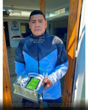 Diego Maradona Instagram - GRACIAS @Gimnasia_Oficial y gracias a tu increíble hinchada, por darme la oportunidad de seguir ligado al fútbol. Para mí, esto es la vida misma. Y gracias por hacerme sentir uno más de Ustedes 💙🐺