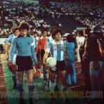 Diego Maradona Instagram – Un día como hoy, jugamos la Semifinal del Mundial Juvenil de 1979 contra Uruguay. En Enero, los uruguayos nos habían ganado la final del Sudamericano, que clasificaba para este mundial. Así que nos conocíamos muy bien con ellos. Compartimos la concentración en el hotel, y nos hicimos muy amigos. Pero había una pica bárbara, como siempre. Uruguay tenía un equipazo, con muchos jugadores que después jugaron el mundial de México ’86, el arquero Alvez (que venía invicto), el capitán Barrios, Rubén Paz. Y una defensa que metía miedo. Había llovido muchísimo y la cancha era un flan, y se hacía muy difícil controlar la pelota. Pero gracias a Dios, ganamos 2-0 en el segundo tiempo, con un golazo del Pelado @RamonDiaz_DT, que además me habilitó a mí para el segundo gol, de cabeza. En las fotos van a ver un par de cruces en los que me levantaron por el aire, uno de Reveléz y otro de Martínez, dentro del área, que el árbitro no vió. Pero así y todo, jugamos el mejor partido del mundial, que fue una final anticipada. La felicidad nuestra era enorme, porque estábamos en la final!!! Un abrazo grande a todos 💪🇦🇷 Tokio