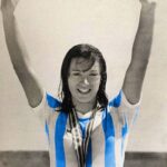 Diego Maradona Instagram – Me encanta saludar a las y los deportistas argentinos que nos dieron alegría, a veces con muy pocos recursos, pero con mucho fuego sagrado. Y hoy quiero dedicarle un feliz cumpleaños a la mejor patinadora argentina de todos los tiempos, @Nora.Alicia.Vega. En la foto estamos en una entrega de premios a las revelaciones deportivas de 1979. Nora, sin un mango para comprar ruedas, y corriendo muchas veces en desventaja, fue cinco veces campeona mundial, seis veces campeona panamericana y diez veces campeona sudamericana. Y portadora de la antorcha olímpica en dos juegos olímpicos. Un ejemplo y formadora de muchas chicas y chicos que hoy representan a nuestro país. Muchas felicidades genia!!! 🇦🇷