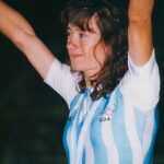 Diego Maradona Instagram – Me encanta saludar a las y los deportistas argentinos que nos dieron alegría, a veces con muy pocos recursos, pero con mucho fuego sagrado. Y hoy quiero dedicarle un feliz cumpleaños a la mejor patinadora argentina de todos los tiempos, @Nora.Alicia.Vega. En la foto estamos en una entrega de premios a las revelaciones deportivas de 1979. Nora, sin un mango para comprar ruedas, y corriendo muchas veces en desventaja, fue cinco veces campeona mundial, seis veces campeona panamericana y diez veces campeona sudamericana. Y portadora de la antorcha olímpica en dos juegos olímpicos. Un ejemplo y formadora de muchas chicas y chicos que hoy representan a nuestro país. Muchas felicidades genia!!! 🇦🇷