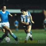 Diego Maradona Instagram – Un día como hoy, jugamos la Semifinal del Mundial Juvenil de 1979 contra Uruguay. En Enero, los uruguayos nos habían ganado la final del Sudamericano, que clasificaba para este mundial. Así que nos conocíamos muy bien con ellos. Compartimos la concentración en el hotel, y nos hicimos muy amigos. Pero había una pica bárbara, como siempre. Uruguay tenía un equipazo, con muchos jugadores que después jugaron el mundial de México ’86, el arquero Alvez (que venía invicto), el capitán Barrios, Rubén Paz. Y una defensa que metía miedo. Había llovido muchísimo y la cancha era un flan, y se hacía muy difícil controlar la pelota. Pero gracias a Dios, ganamos 2-0 en el segundo tiempo, con un golazo del Pelado @RamonDiaz_DT, que además me habilitó a mí para el segundo gol, de cabeza. En las fotos van a ver un par de cruces en los que me levantaron por el aire, uno de Reveléz y otro de Martínez, dentro del área, que el árbitro no vió. Pero así y todo, jugamos el mejor partido del mundial, que fue una final anticipada. La felicidad nuestra era enorme, porque estábamos en la final!!! Un abrazo grande a todos 💪🇦🇷 Tokio