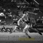 Diego Maradona Instagram – Un día como hoy, jugamos la Semifinal del Mundial Juvenil de 1979 contra Uruguay. En Enero, los uruguayos nos habían ganado la final del Sudamericano, que clasificaba para este mundial. Así que nos conocíamos muy bien con ellos. Compartimos la concentración en el hotel, y nos hicimos muy amigos. Pero había una pica bárbara, como siempre. Uruguay tenía un equipazo, con muchos jugadores que después jugaron el mundial de México ’86, el arquero Alvez (que venía invicto), el capitán Barrios, Rubén Paz. Y una defensa que metía miedo. Había llovido muchísimo y la cancha era un flan, y se hacía muy difícil controlar la pelota. Pero gracias a Dios, ganamos 2-0 en el segundo tiempo, con un golazo del Pelado @RamonDiaz_DT, que además me habilitó a mí para el segundo gol, de cabeza. En las fotos van a ver un par de cruces en los que me levantaron por el aire, uno de Reveléz y otro de Martínez, dentro del área, que el árbitro no vió. Pero así y todo, jugamos el mejor partido del mundial, que fue una final anticipada. La felicidad nuestra era enorme, porque estábamos en la final!!! Un abrazo grande a todos 💪🇦🇷 Tokio